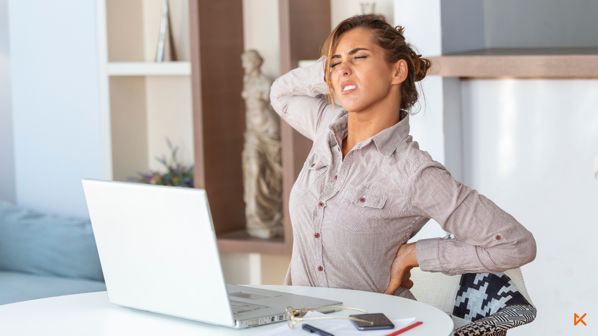 Mujer_en_home_office_con_dolor_de_espalda_por_silla_y_mala_postura