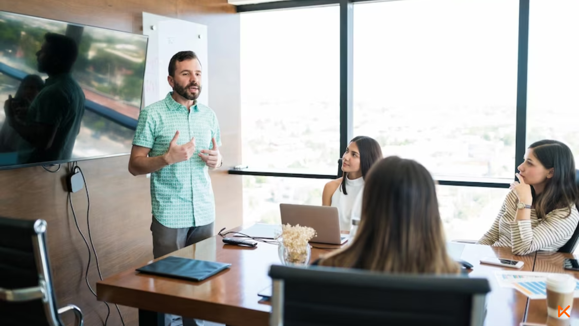 Mujeres en un curso empresarial recibiendo capacitación laboral