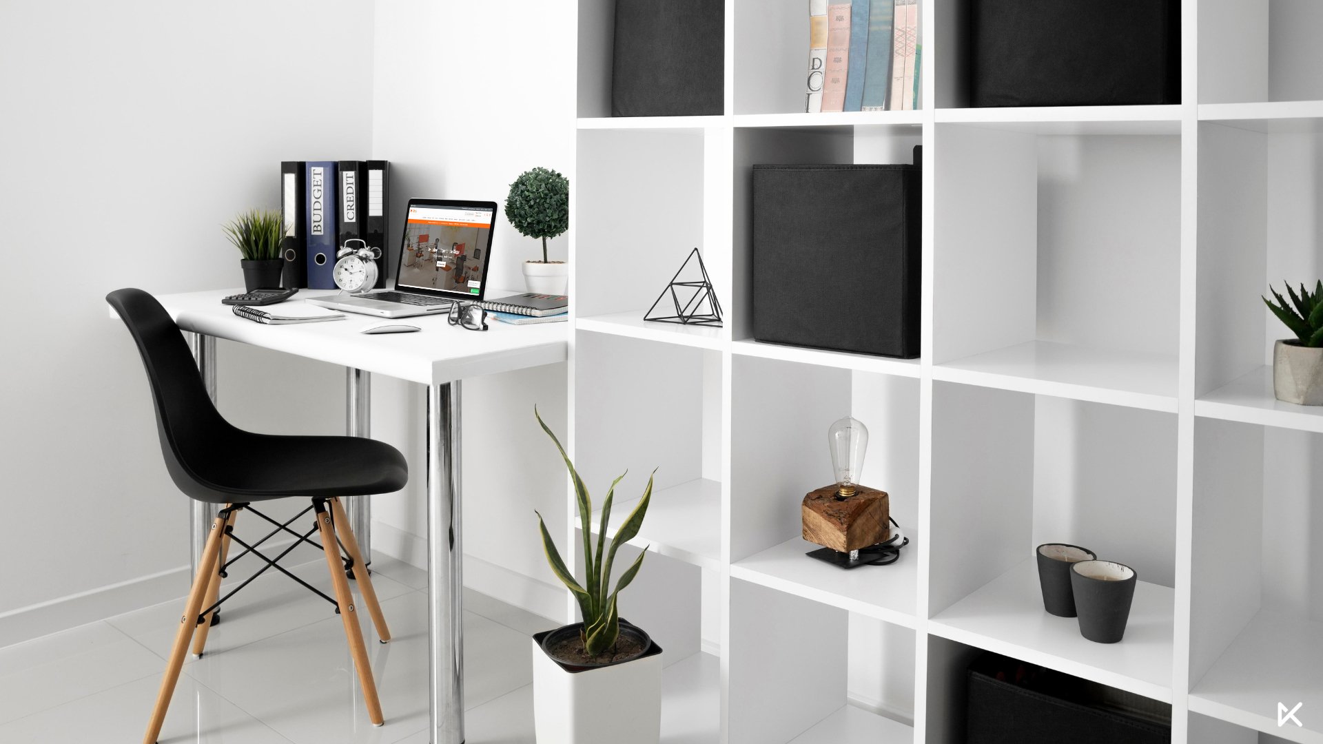 Oficina minimalista en casa para Home Office con escritorio pequeño, silla tipo eames pequeña y librero grande