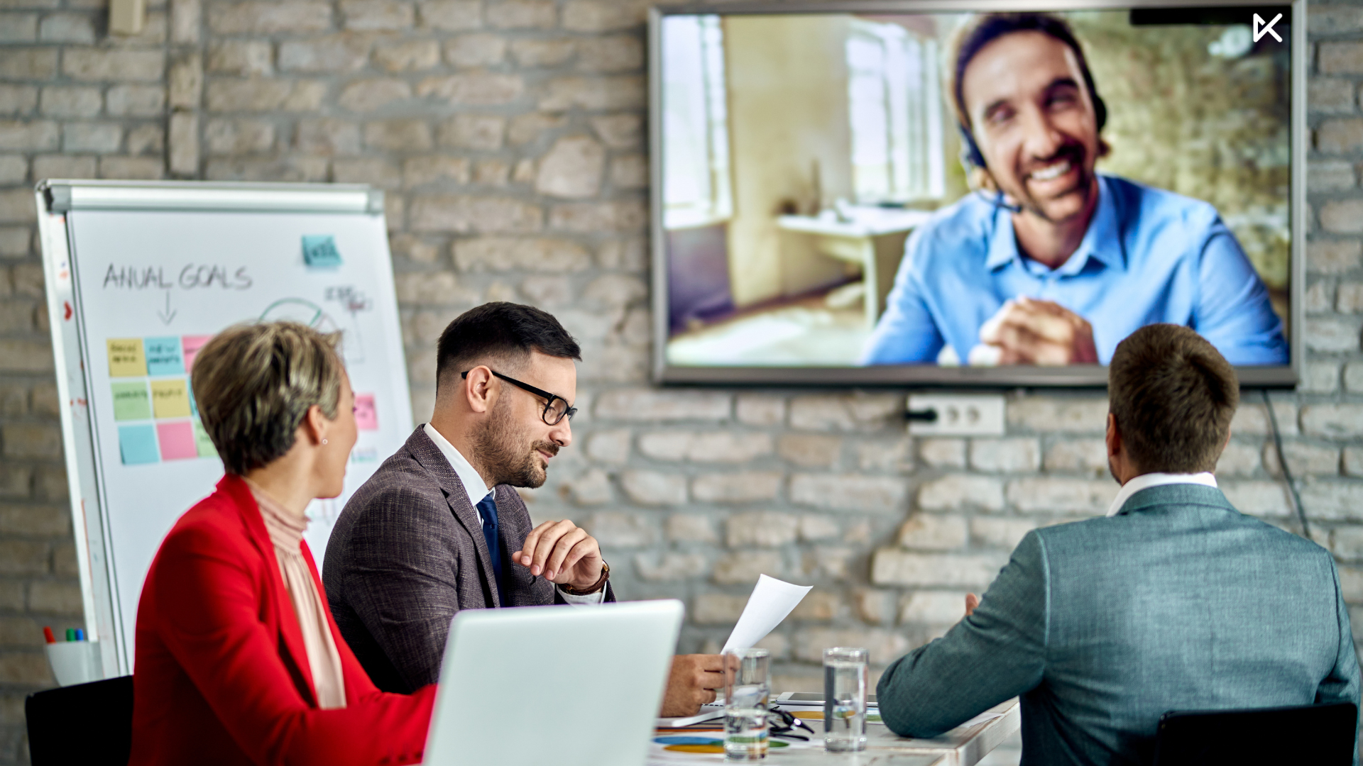 Empresarios en videoconferencia con colaboradores trabajando a distancia o en home office